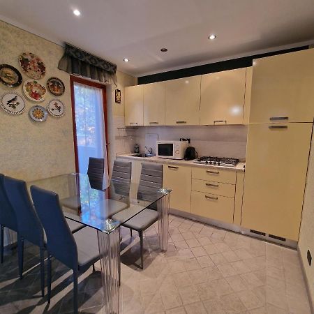 Casa Vittoria Sirmione Punta Gro Con Piscina Leilighet Eksteriør bilde