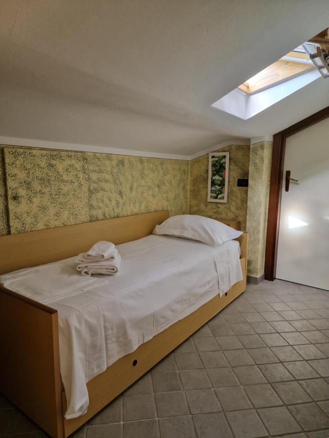 Casa Vittoria Sirmione Punta Gro Con Piscina Leilighet Eksteriør bilde