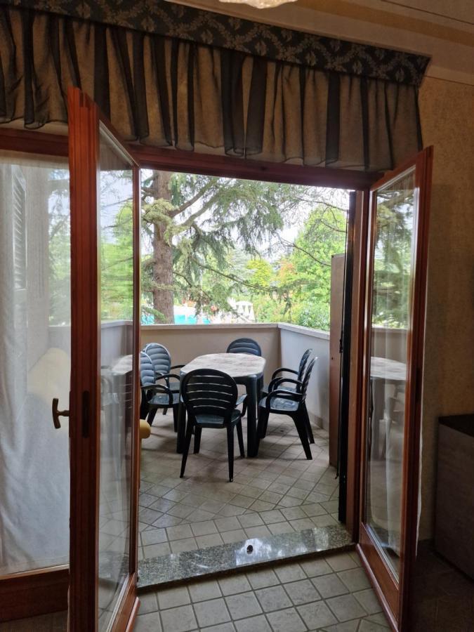 Casa Vittoria Sirmione Punta Gro Con Piscina Leilighet Eksteriør bilde