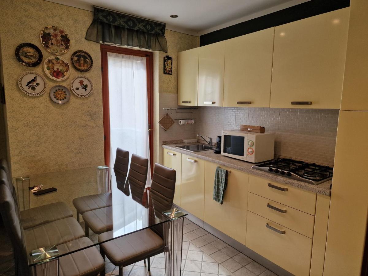 Casa Vittoria Sirmione Punta Gro Con Piscina Leilighet Eksteriør bilde