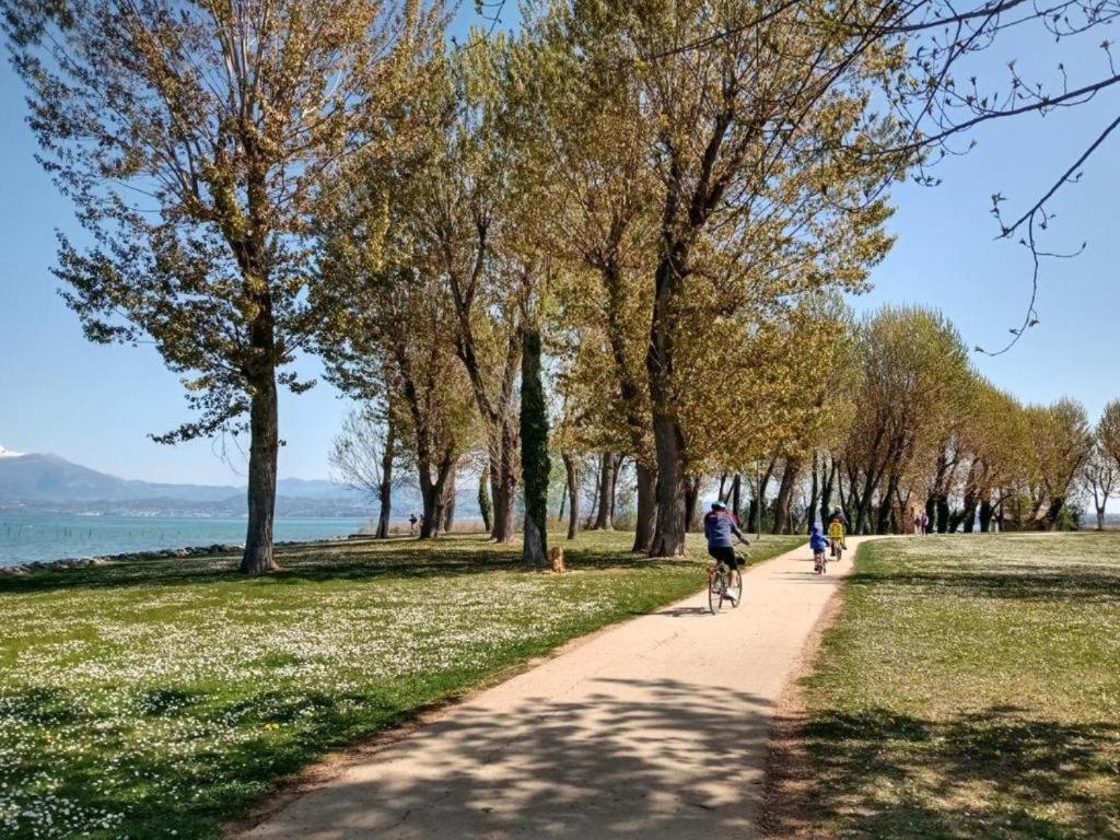Casa Vittoria Sirmione Punta Gro Con Piscina Leilighet Eksteriør bilde