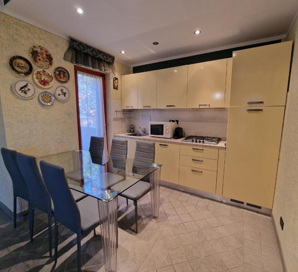 Casa Vittoria Sirmione Punta Gro Con Piscina Leilighet Eksteriør bilde
