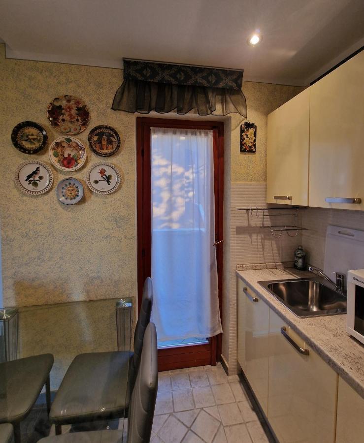 Casa Vittoria Sirmione Punta Gro Con Piscina Leilighet Eksteriør bilde