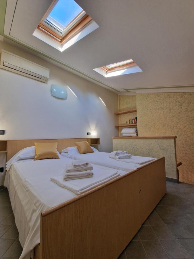 Casa Vittoria Sirmione Punta Gro Con Piscina Leilighet Eksteriør bilde